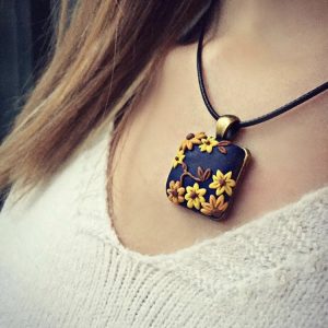 ყელსაბამი ყვავილებით