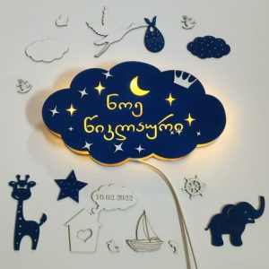 ბავშვის ოთხის სანათი დეკორაციებით