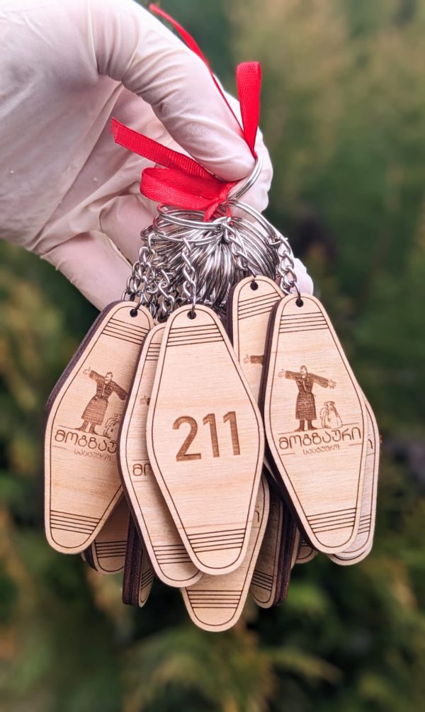 გასაღების საკიდი ნუმერაციისა და ლოგოს გრავირებით