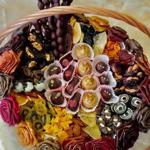 რა ვაჩუქო - საჩუქრების ონლაინ მაღაზია 71 სასაჩუქრე კალათა ჩირით – ჩირის კანფეტებით ჩურჩხელით და ტყლაპის ვარდებით