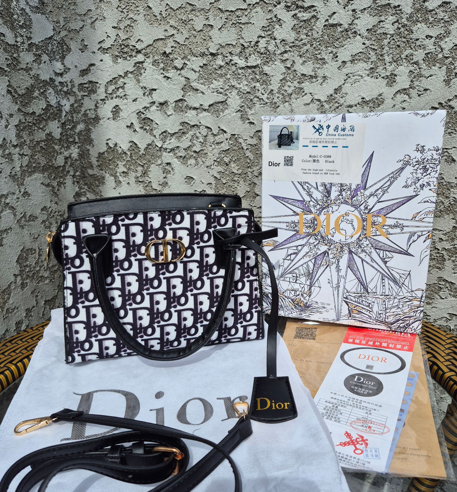 Dior ბრენდის ჩანთა
