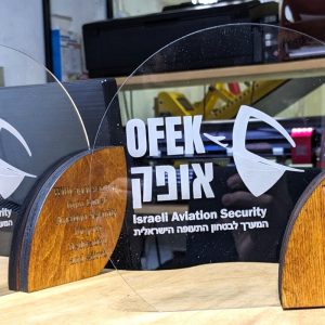 ორგმინის ჯილდო სასურველი გრავირებით ხის ძირზე