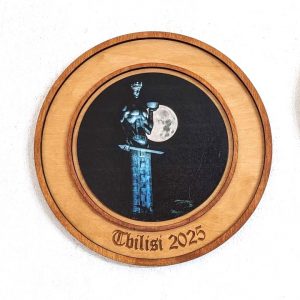 მოხატული ხის თეფში ქართლის დედის ფოტო სურათით – კედლის დეკორატიული საკიდი