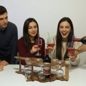 საქართველოს რუკის ფორმის დეკორაცია ჭიქების საკიდით