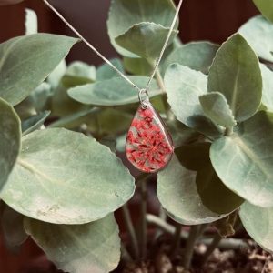 ყელსაბამი ნამდვილი ყვავილებისგან.