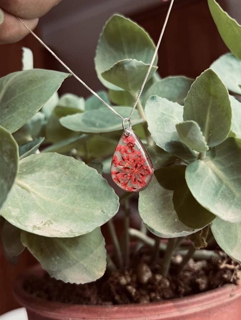 ყელსაბამი ნამდვილი ყვავილებისგან.