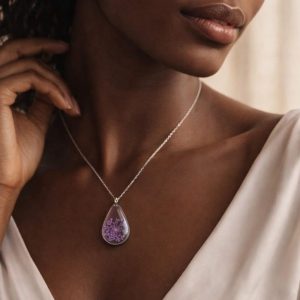 ყელსაბამი ნამდვილი ყვავილებისგან.