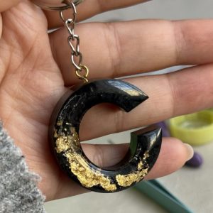 C ინიციალის ბრელოკი