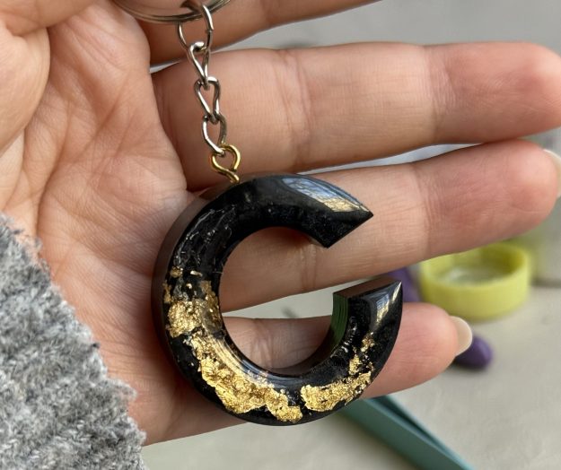 C ინიციალის ბრელოკი 1 C ინიციალის ბრელოკი