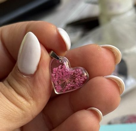 ყვავილების ყელსაბამი ეპოქსიდით