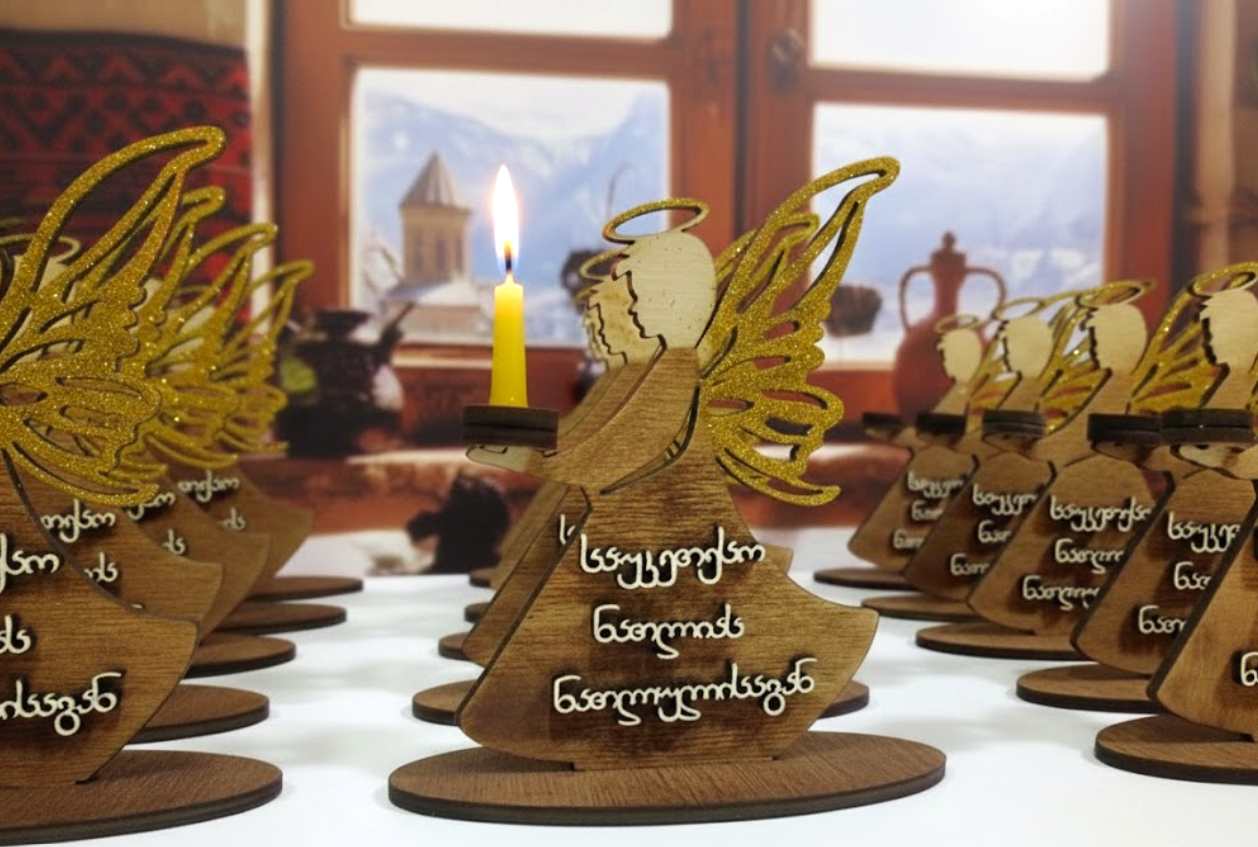 ანგელოზის ფორმის დეკორაცია სანთლის სადგამით 3 ანგელოზის ფორმის დეკორაცია სანთლის სადგამით