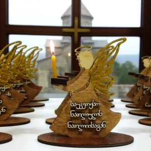 ანგელოზის ფორმის დეკორაცია სანთლის სადგამით