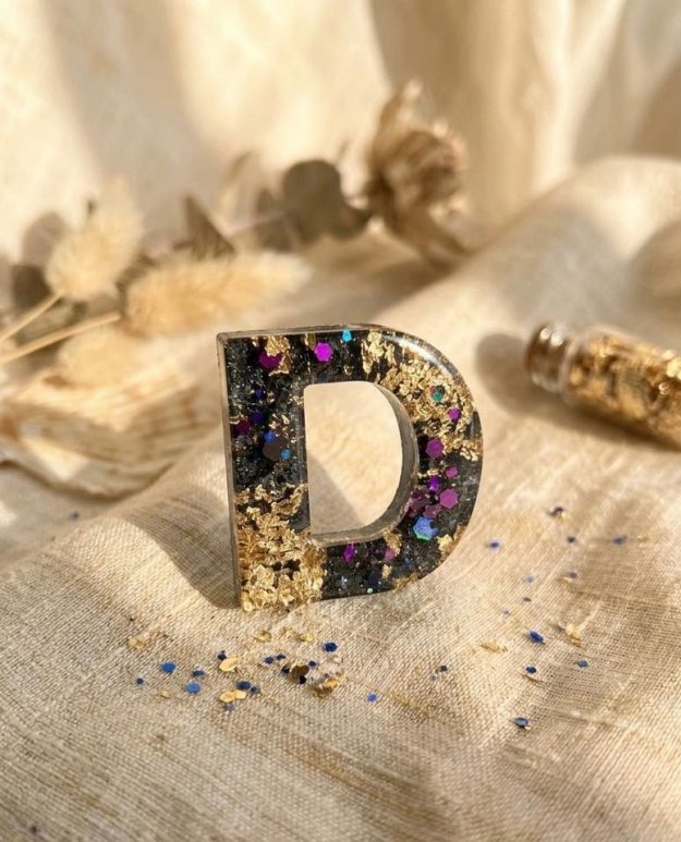 კოსმოსური შიგთავსის ინიციალის ბრელოკი