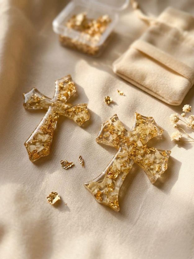 პატრიარქის საფლავიდან აღებული ყვავილებით ჯვრები და ბრელოკები - Image 2