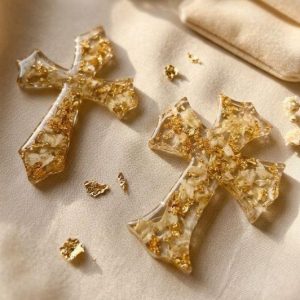 პატრიარქის საფლავიდან აღებული ყვავილებით ჯვრები და ბრელოკები