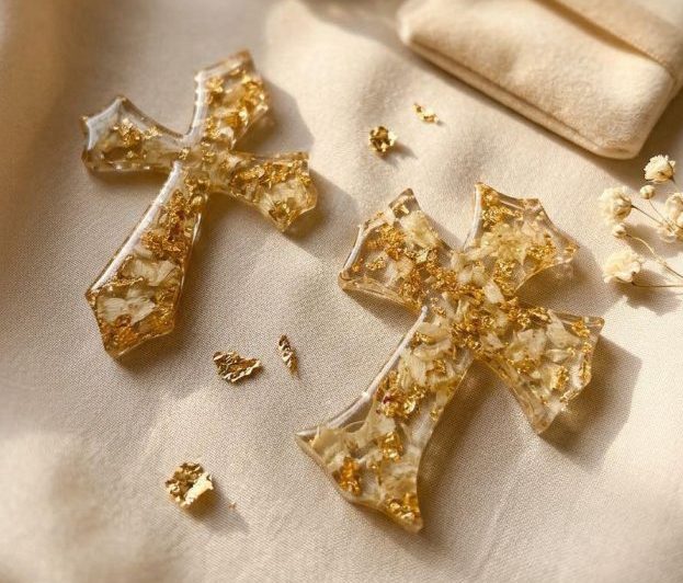 პატრიარქის საფლავიდან აღებული ყვავილებით ჯვრები და ბრელოკები